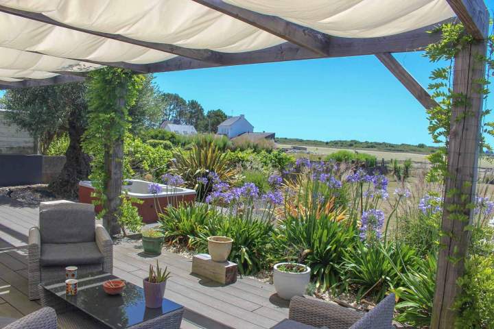 Construction d'abris en bois, de cuisines d'été et de clôtures.